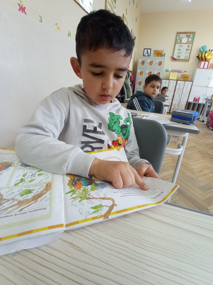 Походът на книгите събра първокласници и десетокласници.