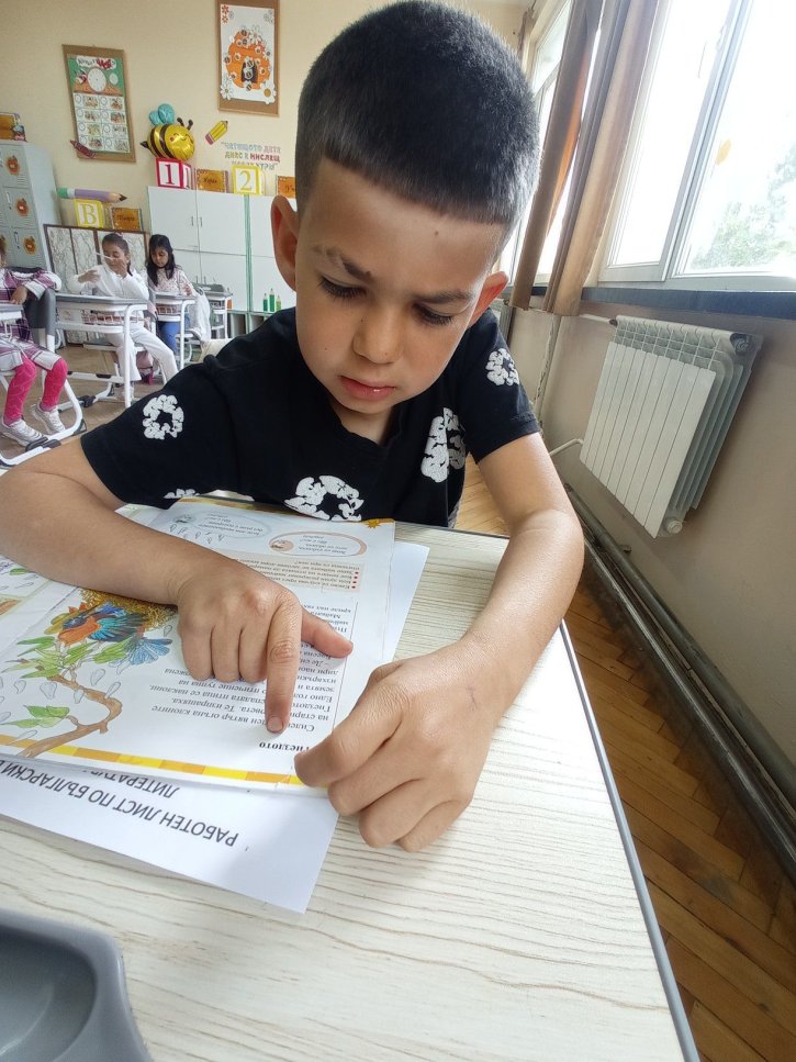Походът на книгите събра първокласници и десетокласници.