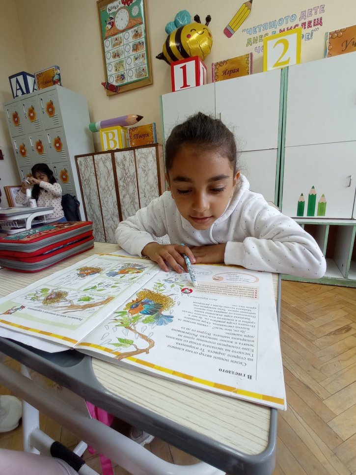 Походът на книгите събра първокласници и десетокласници.
