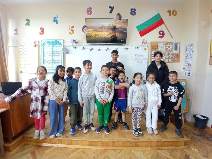 Походът на книгите събра първокласници и десетокласници.