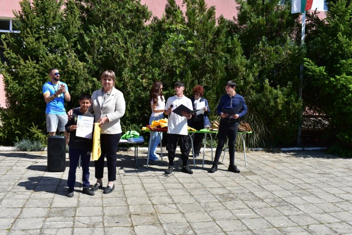Тържествено награждаване на изявени ученици по повод патронния празник.