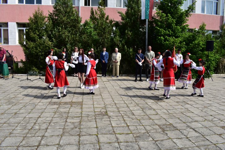 „ОбУ „Св. св. Кирил и Методий“ отбеляза патронния си празник с откриване на STEM център.