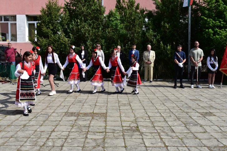 „ОбУ „Св. св. Кирил и Методий“ отбеляза патронния си празник с откриване на STEM център.