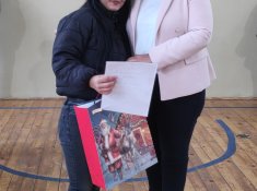 Награждаване на учениците от прогимназиален и гимназиален етап, взели участие в училищните конкурси: „Най-добре украсена класна стая“ и „Най-красива коледна рисунка“