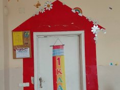 Пролетно настроение и цветна украса в начален етап.