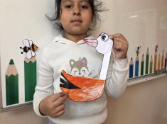 Малки творци посрещнаха пролетта с рисунки на щъркел.
