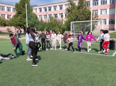 Музикално междучасие с танци и пролетно настроение в училищния двор.