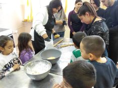 Учебна практика с великденски вкус, изпълнена с курабийки, усмивки и творчество.
