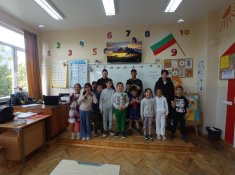 Походът на книгите събра първокласници и десетокласници.