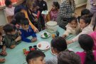 Беседа по богословие и боядисване на великденски яйца