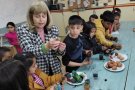 Беседа по богословие и боядисване на великденски яйца