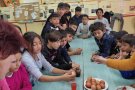 Беседа по богословие и боядисване на великденски яйца