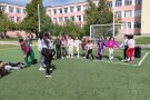 Музикално междучасие с танци и пролетно настроение в училищния двор.