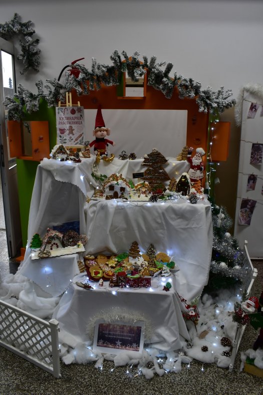 Коледна украса в ОбУ „Св. св. Кирил и Методий“, гр. Димитровград