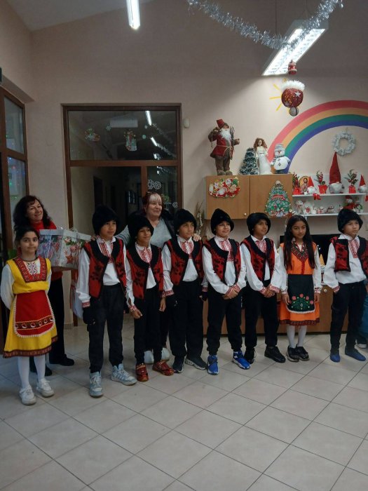 Ученици от 4 клас поздравиха децата от ЦНСТ 