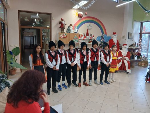 Ученици от 4 клас поздравиха децата от ЦНСТ 