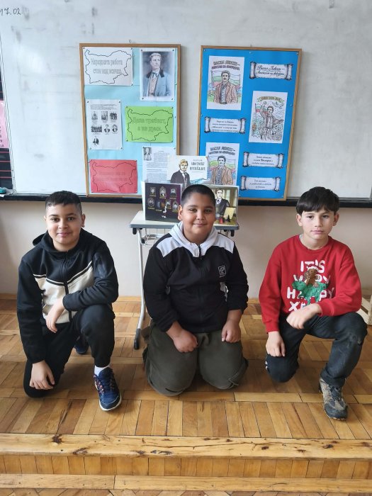 Учениците от ЦДО 4. клас изработиха табло за деня на Левски