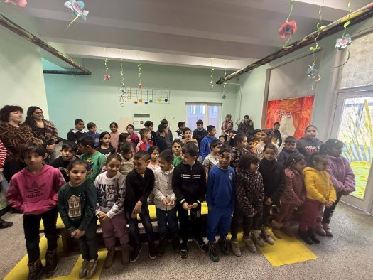 Баба Марта на гости на учениците от начален етап.