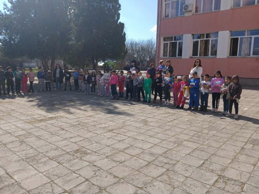 С тържествен дух и родолюбие отбелязахме 3 март в ОбУ „Св. св. Кирил и Методий“.