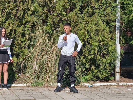 С тържествен дух и родолюбие отбелязахме 3 март в ОбУ „Св. св. Кирил и Методий“.