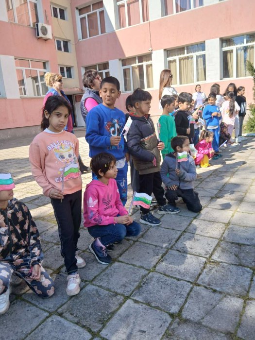 С тържествен дух и родолюбие отбелязахме 3 март в ОбУ „Св. св. Кирил и Методий“.