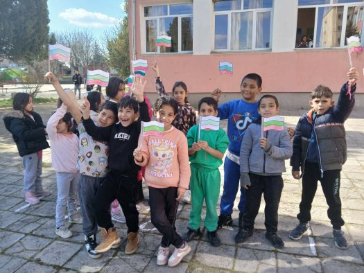 С тържествен дух и родолюбие отбелязахме 3 март в ОбУ „Св. св. Кирил и Методий“.