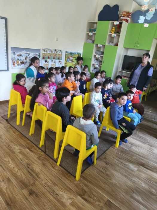 С грижа и внимание ученици от 4. клас зарадваха малчуганите от ДГ „Звездица