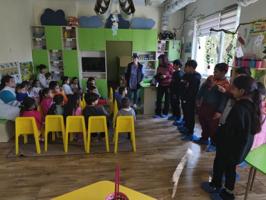 С грижа и внимание ученици от 4. клас зарадваха малчуганите от ДГ „Звездица