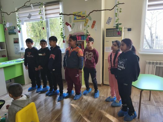 С грижа и внимание ученици от 4. клас зарадваха малчуганите от ДГ „Звездица