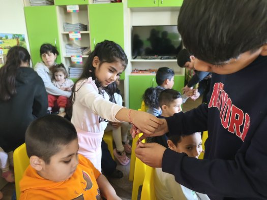 С грижа и внимание ученици от 4. клас зарадваха малчуганите от ДГ „Звездица