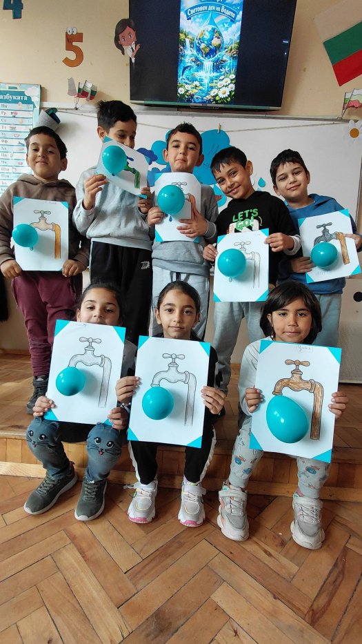 Ученици от 1. клас с урок за значението и опазването на водата.