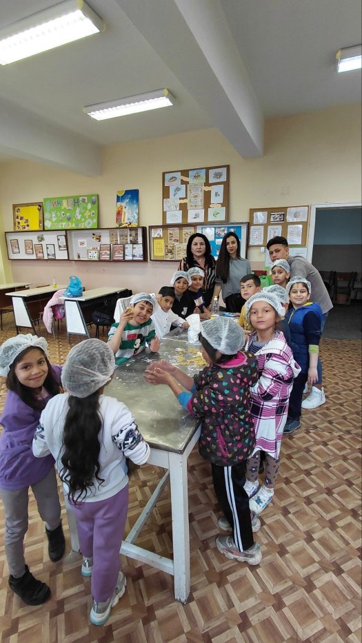 Учебна практика с великденски вкус, изпълнена с курабийки, усмивки и творчество.