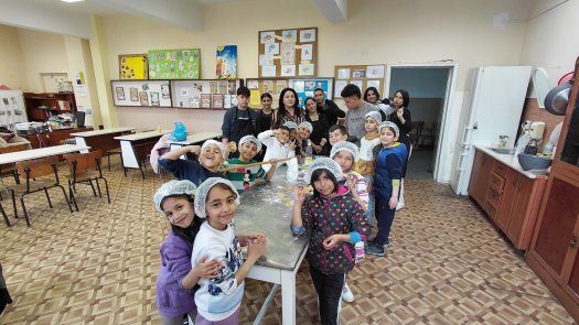 Учебна практика с великденски вкус, изпълнена с курабийки, усмивки и творчество.