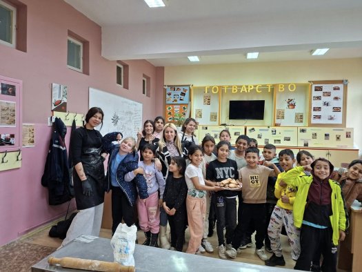 Учебна практика с великденски вкус, изпълнена с курабийки, усмивки и творчество.