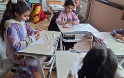 Апликации с цъфнали зюмбюли.