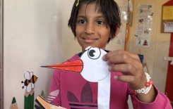 Малки творци посрещнаха пролетта с рисунки на щъркел.