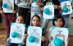 Ученици от 1. клас с урок за значението и опазването на водата.